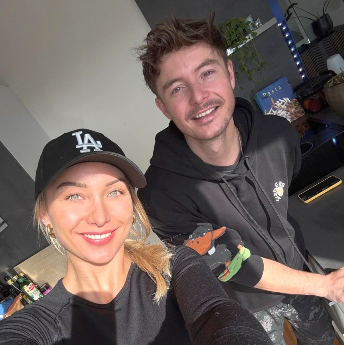 ANNA-CARINA WOITSCHACK und TIM PETERS gemeinsam im Tonstudio Düsseldorf