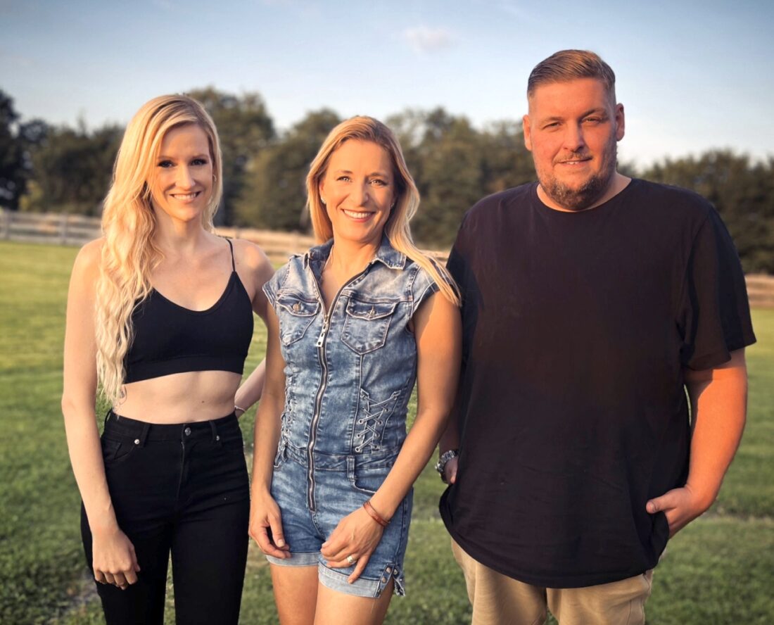 STEFANIE HERTEL unterschreibt bei VIA Music Germany - v.l.n.r. Patricia Larrass, Stefanie Hertel, Marcel Pieofke