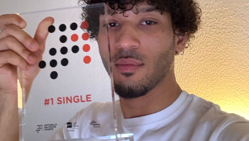 Laut den „OFFIZIELLEN DEUTSCHEN CHARTS“ von GfK Entertainment sichert sich Rapper Jazeek die Doppelspitze!